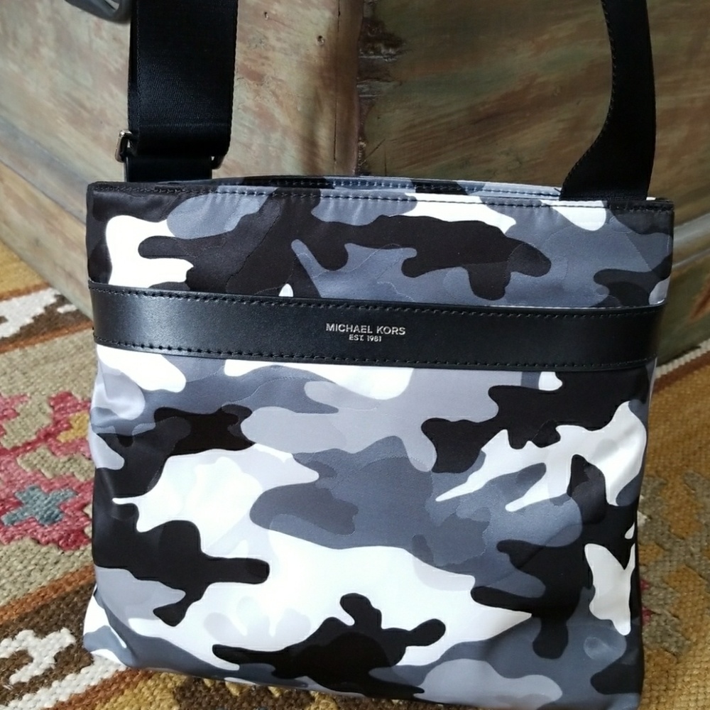 Michael Kors Kent Mens Camo Nylon Crossbody bag - Picture 7 of 7